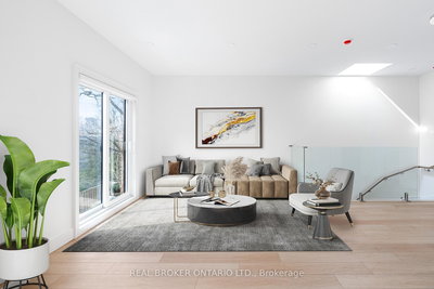 Laneway - Upper - 21 Farnham Ave | Toronto | Image