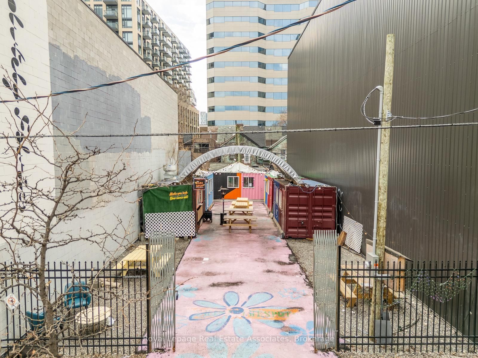 617 Queen Street W - Photo 2