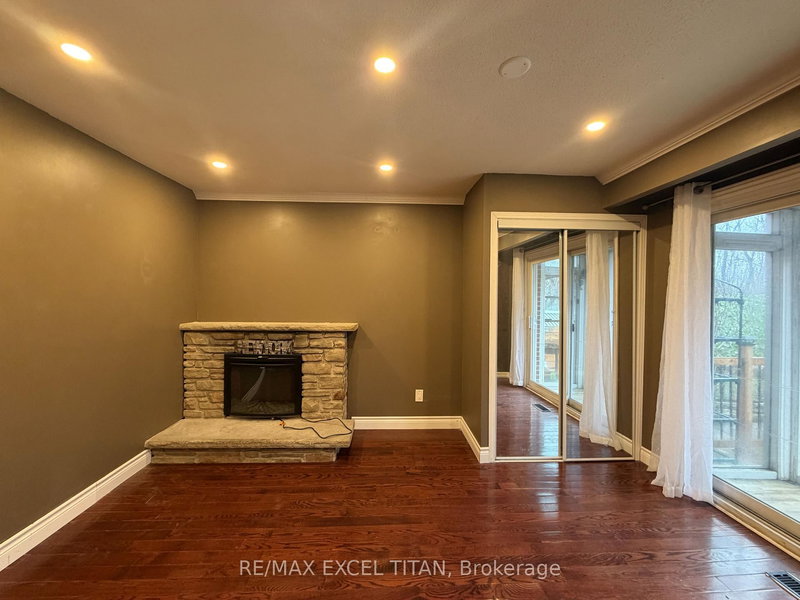 Lower - 251 Shawnee Circ, Toronto, M2H 2Y3 | Image 2