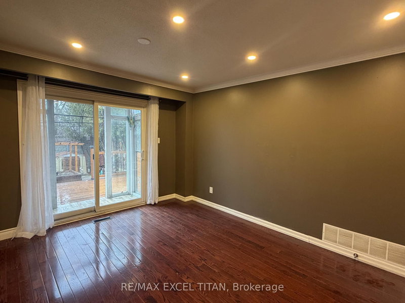 Lower - 251 Shawnee Circ, Toronto, M2H 2Y3 | Image 3