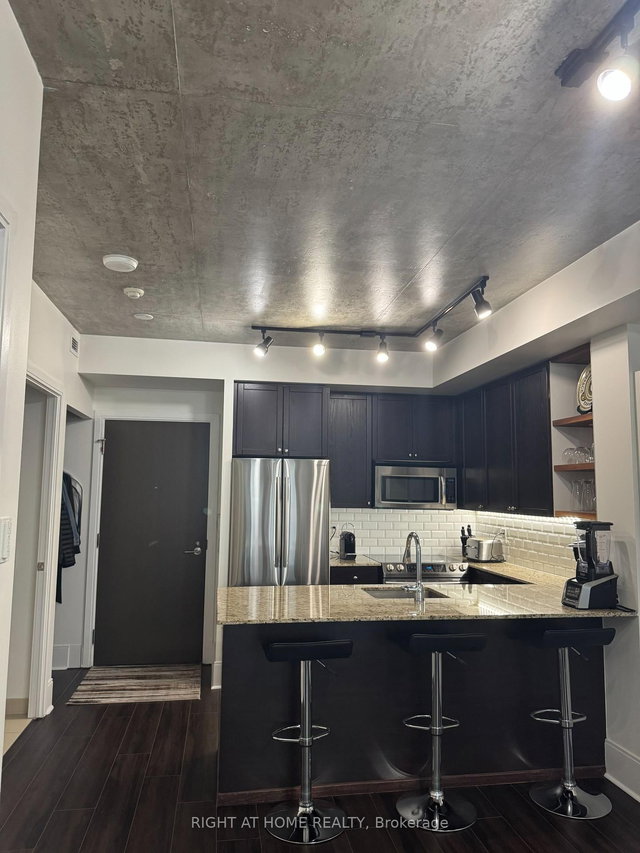 708 - 560 Front Street West Street N W