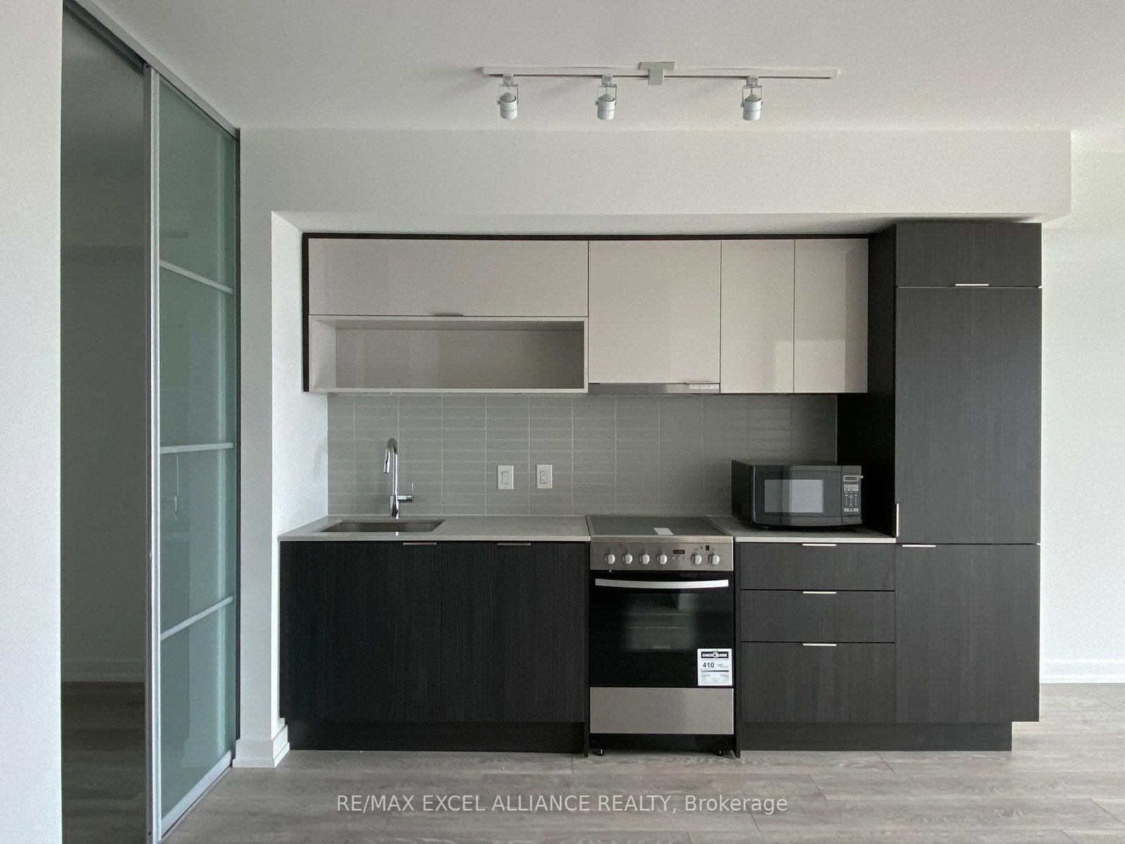 159 Wellesley Street, Unit 1806 - Photo 2