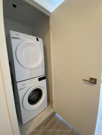 1806-159 Wellesley Street, Toronto, Ontario image-0-3