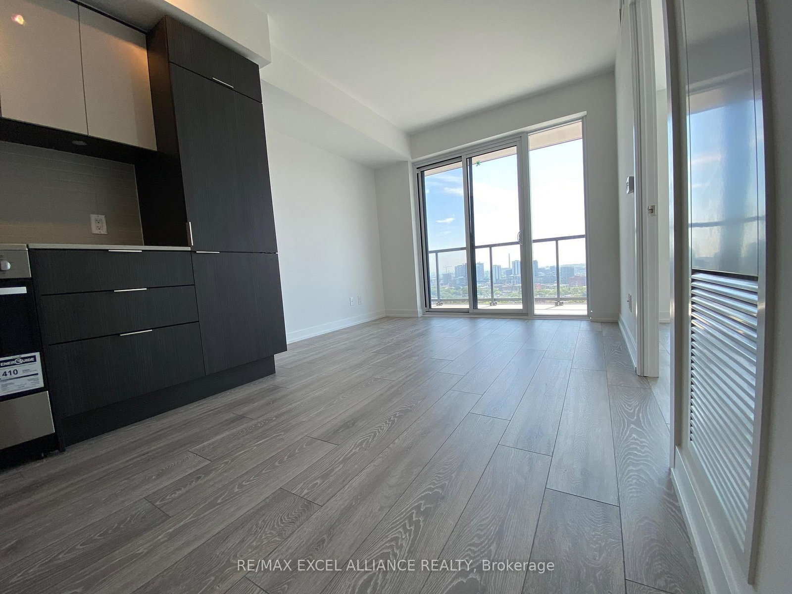 159 Wellesley Street, Unit 1806 - Photo 9