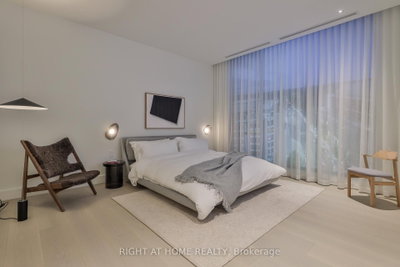 1 W Roxborough Street • #403 • Toronto, ON
