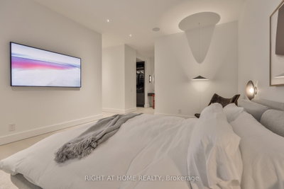 1 W Roxborough Street • #403 • Toronto, ON