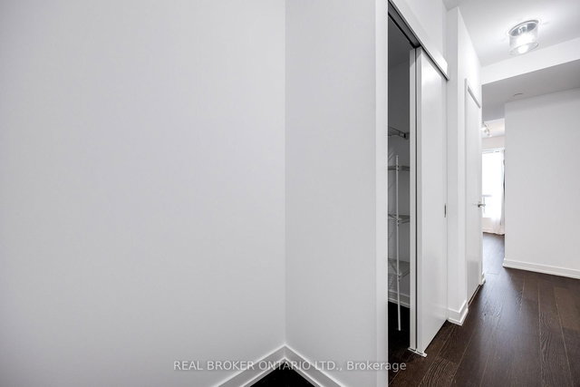 Ph 25 - 1030 King Street W