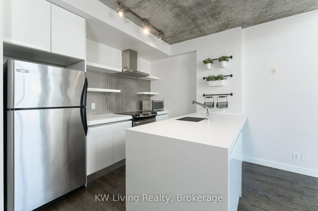 901 - 75 Portland Street