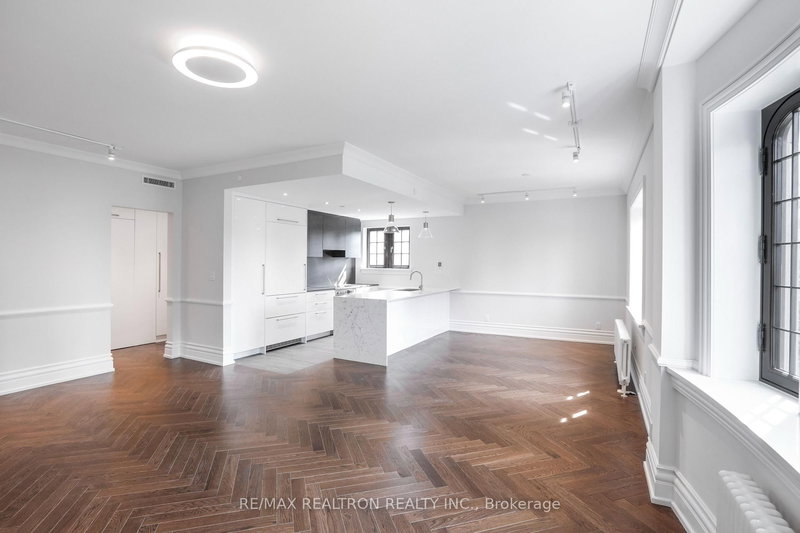 203 - 2 Clarendon Ave, Toronto, M4V 1H9 | Image 2