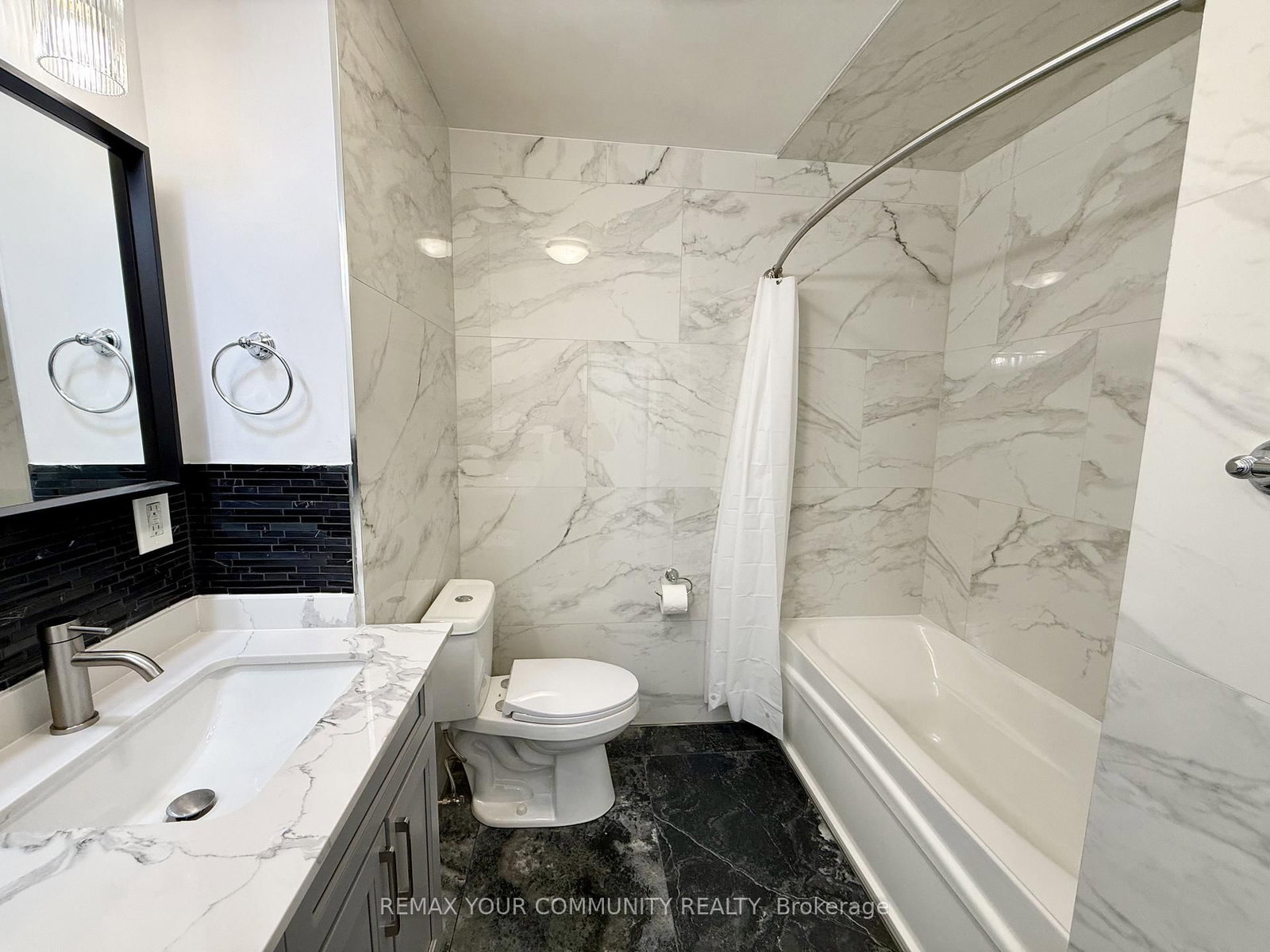 17 Regatta Crescent, Unit Upper - Photo 15