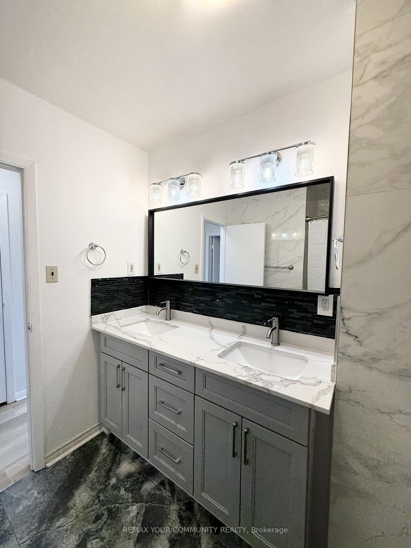 17 Regatta Crescent, Unit Upper - Photo 16