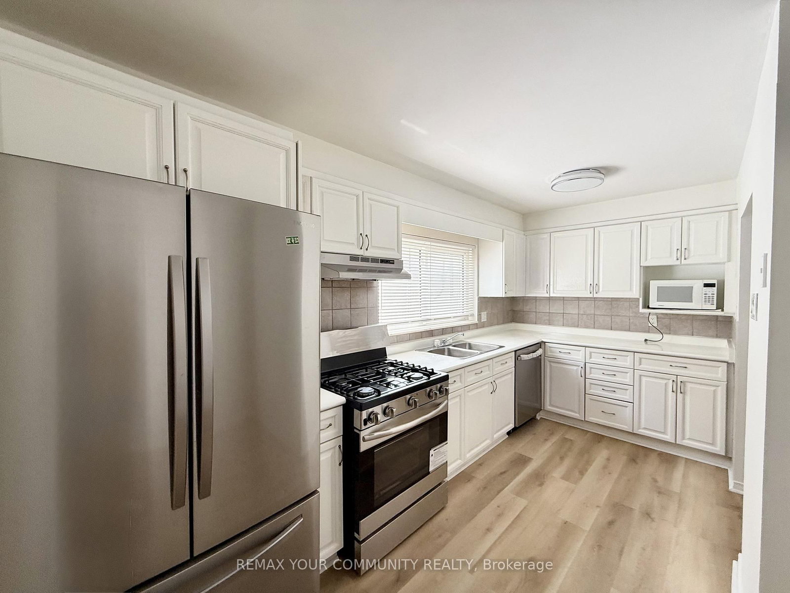 17 Regatta Crescent, Unit Upper - Photo 2