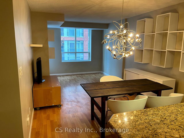 517 - 140 Simcoe Street