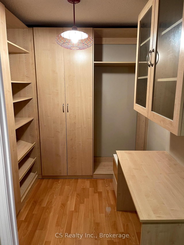 517 - 140 Simcoe Street