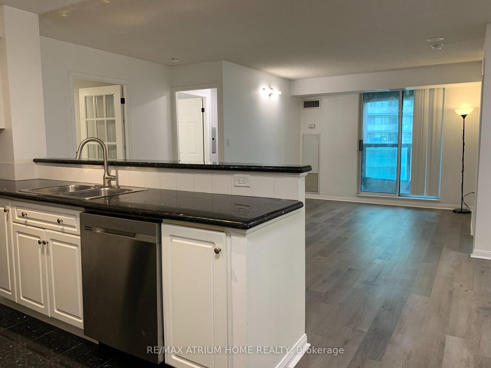 23 Lorraine Drive, Unit 816 - Photo 10