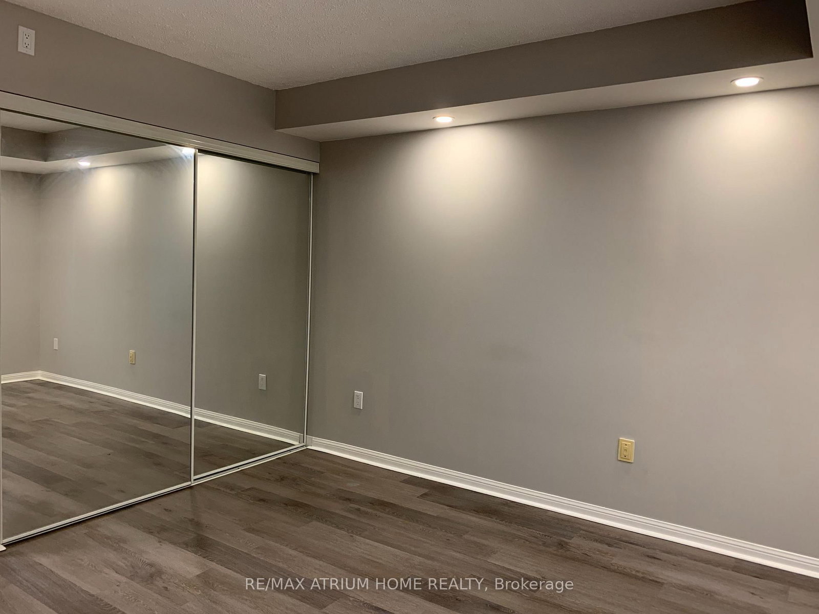 23 Lorraine Drive, Unit 816 - Photo 14