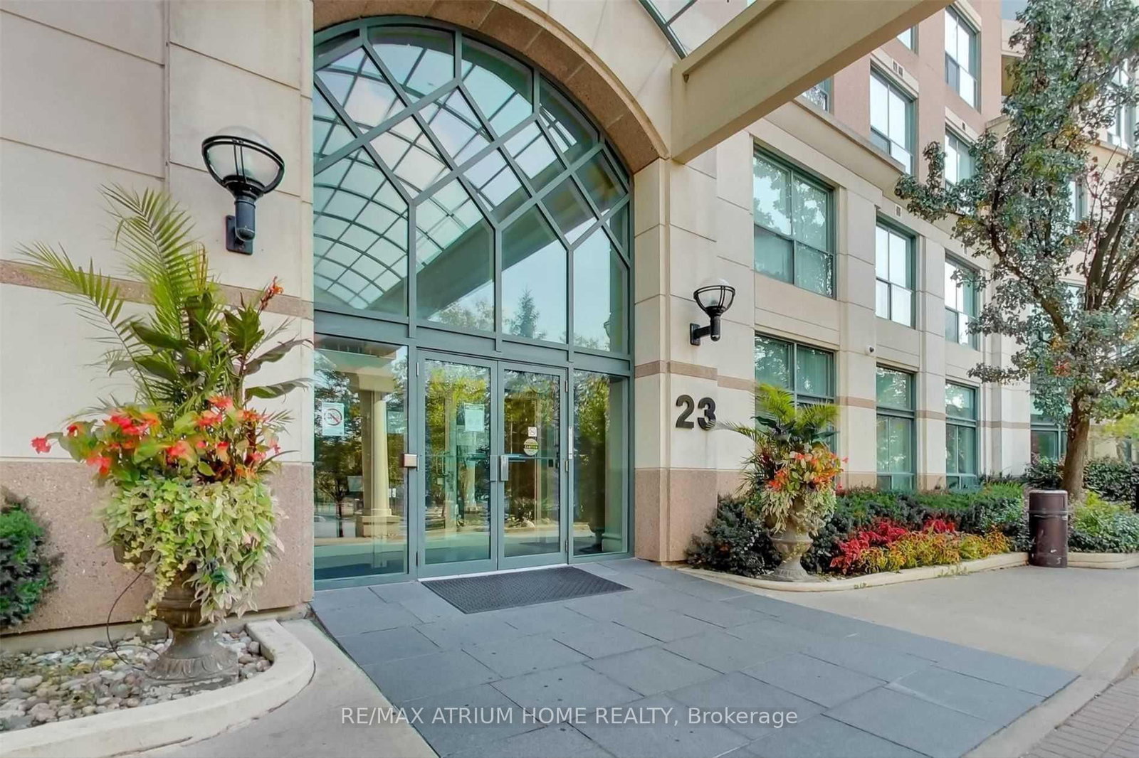 23 Lorraine Drive, Unit 816 - Photo 2