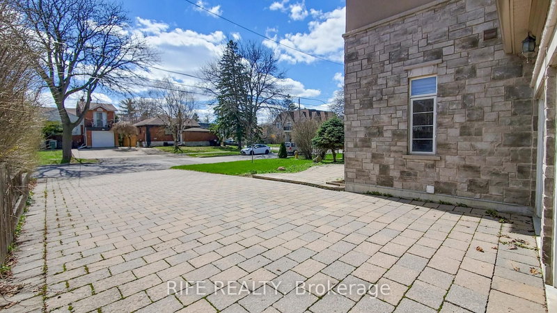 48 Transwell Ave, Toronto, M2R 2J8 | Image 2