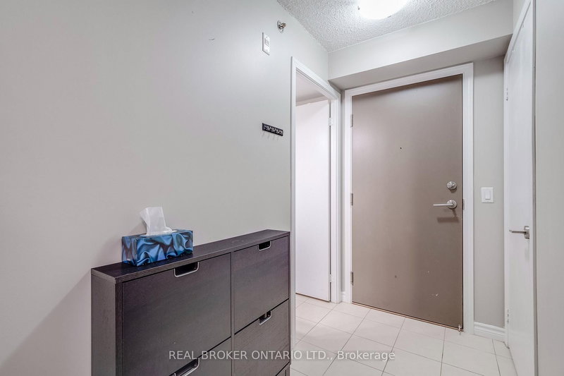 225 - 35 Saranac Blvd, Toronto, M6A 2G4 | Image 3