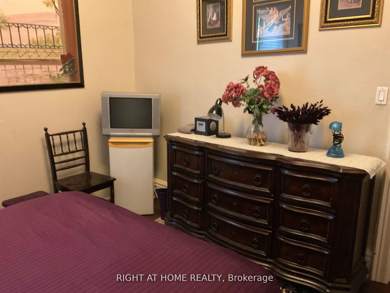 Room D - 223 Beverley St, Toronto, M5T 1Z4 | Image 3