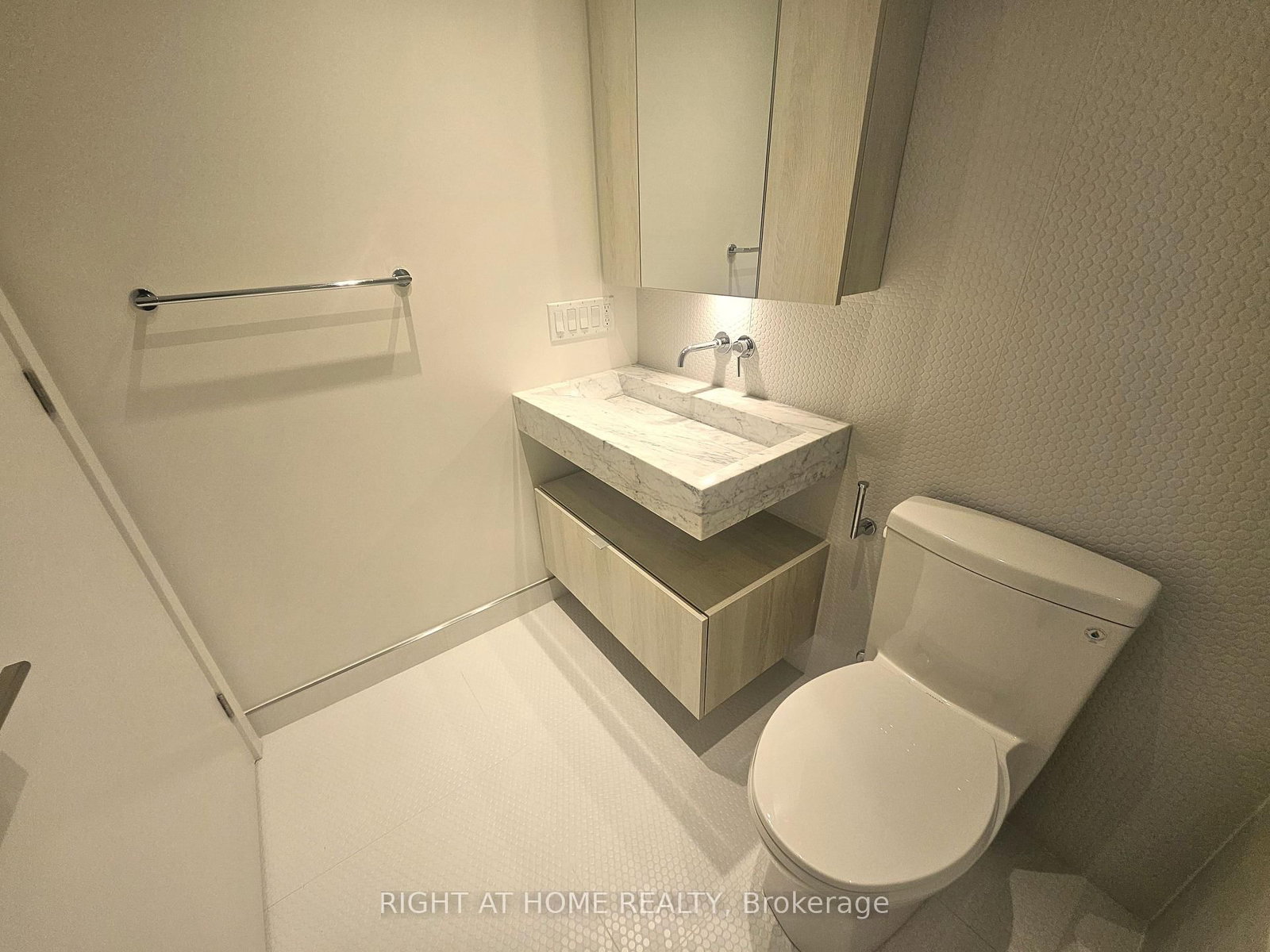 11 Yorkville Avenue, Unit 1711 - Photo 17