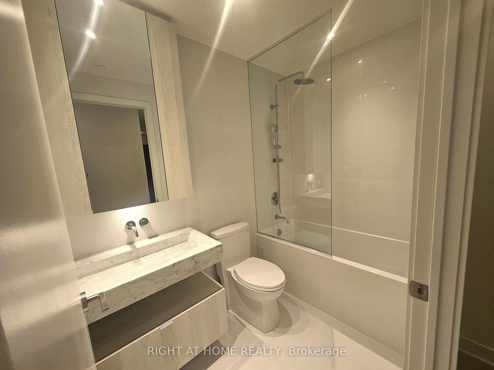 11 Yorkville Avenue, Unit 1711 - Photo 18