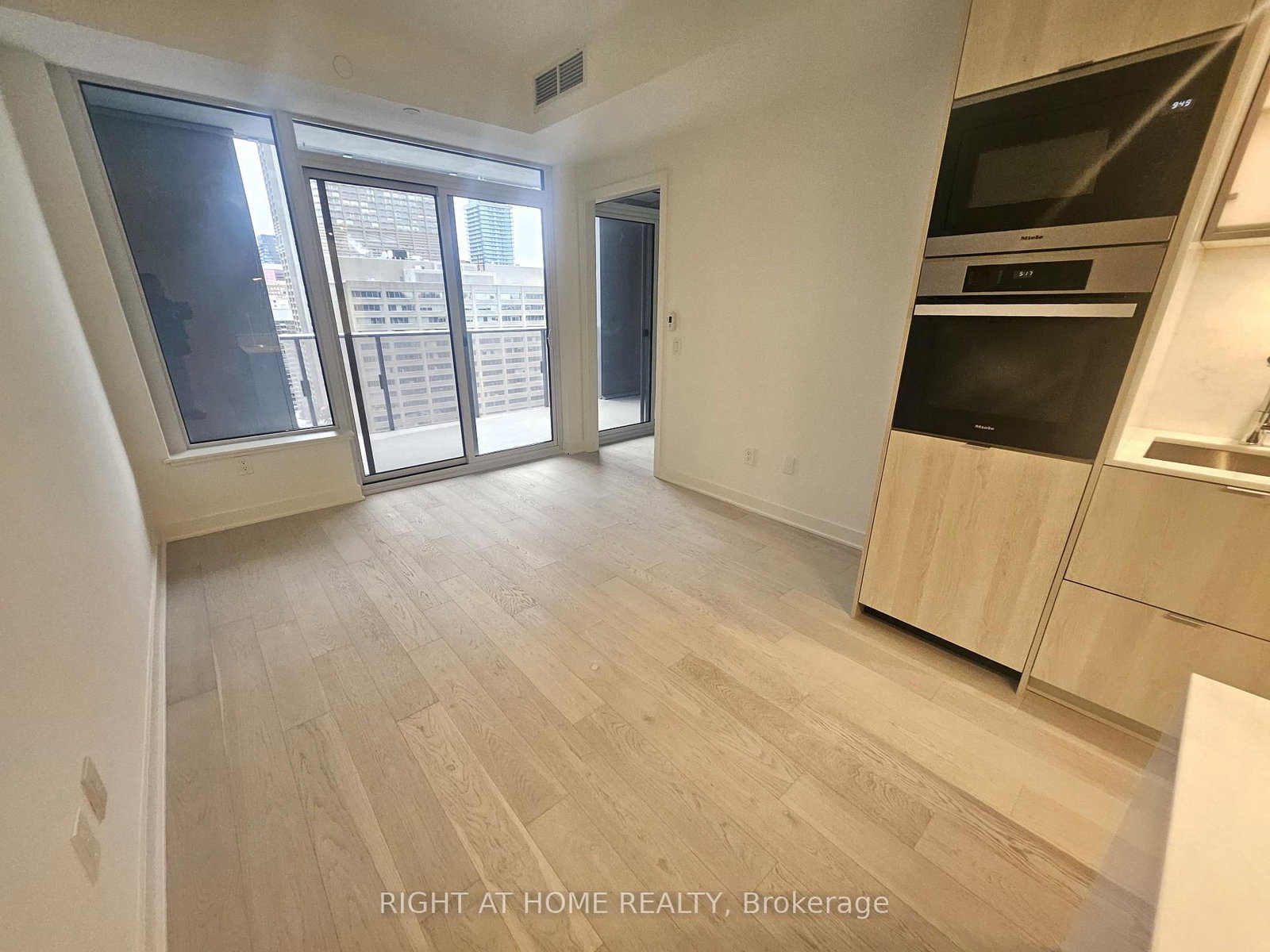 11 Yorkville Avenue, Unit 1711 - Photo 8