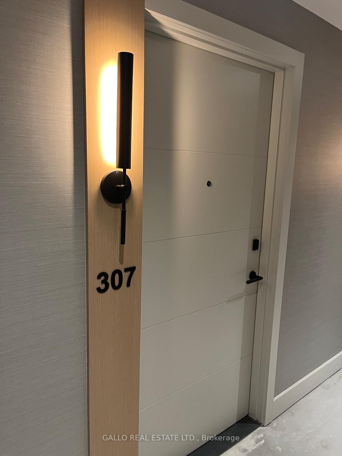 8 Manor Road W, Unit 307 - Photo 2