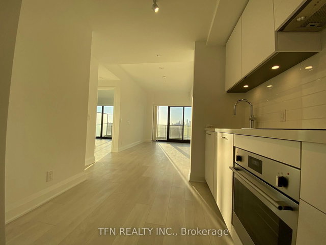 802 - 33 Frederick Todd Way N