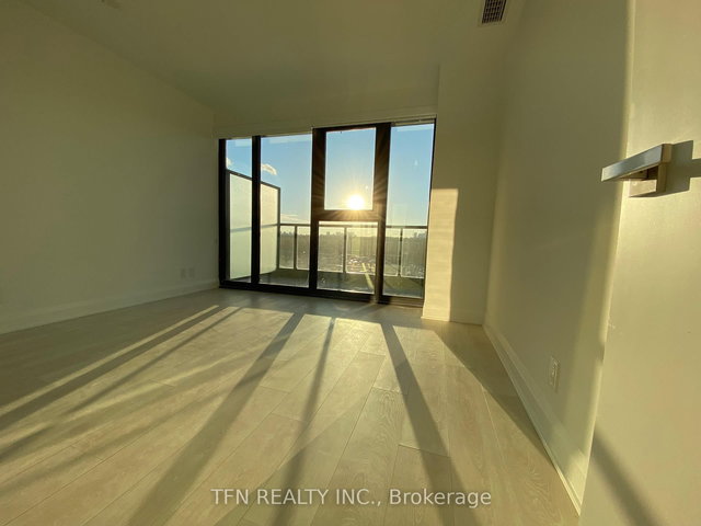 802 - 33 Frederick Todd Way N