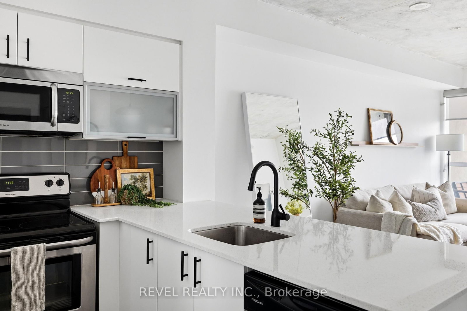 150 East Liberty Street, Unit 2701 - Photo 3