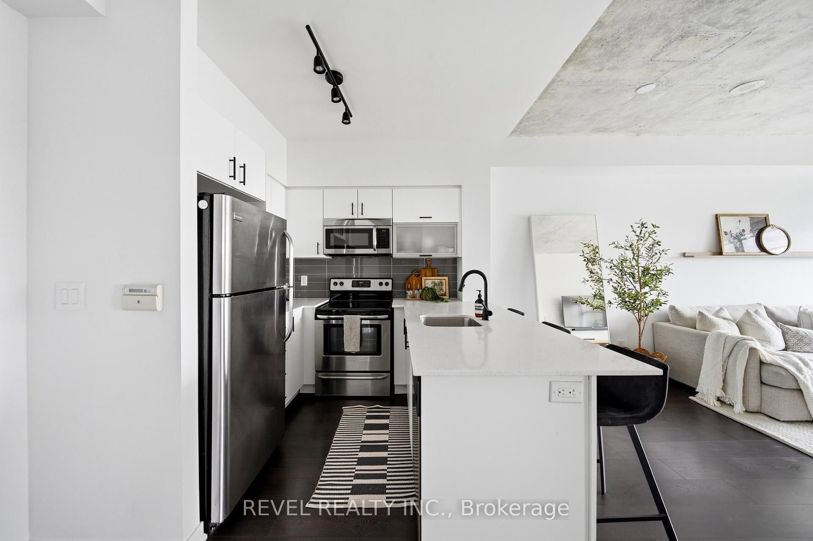 150 East Liberty Street, Unit 2701 - Photo 4