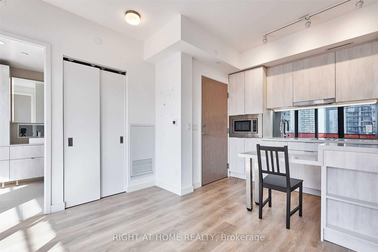 215 Queen Street W, Unit 1716 - Photo 4