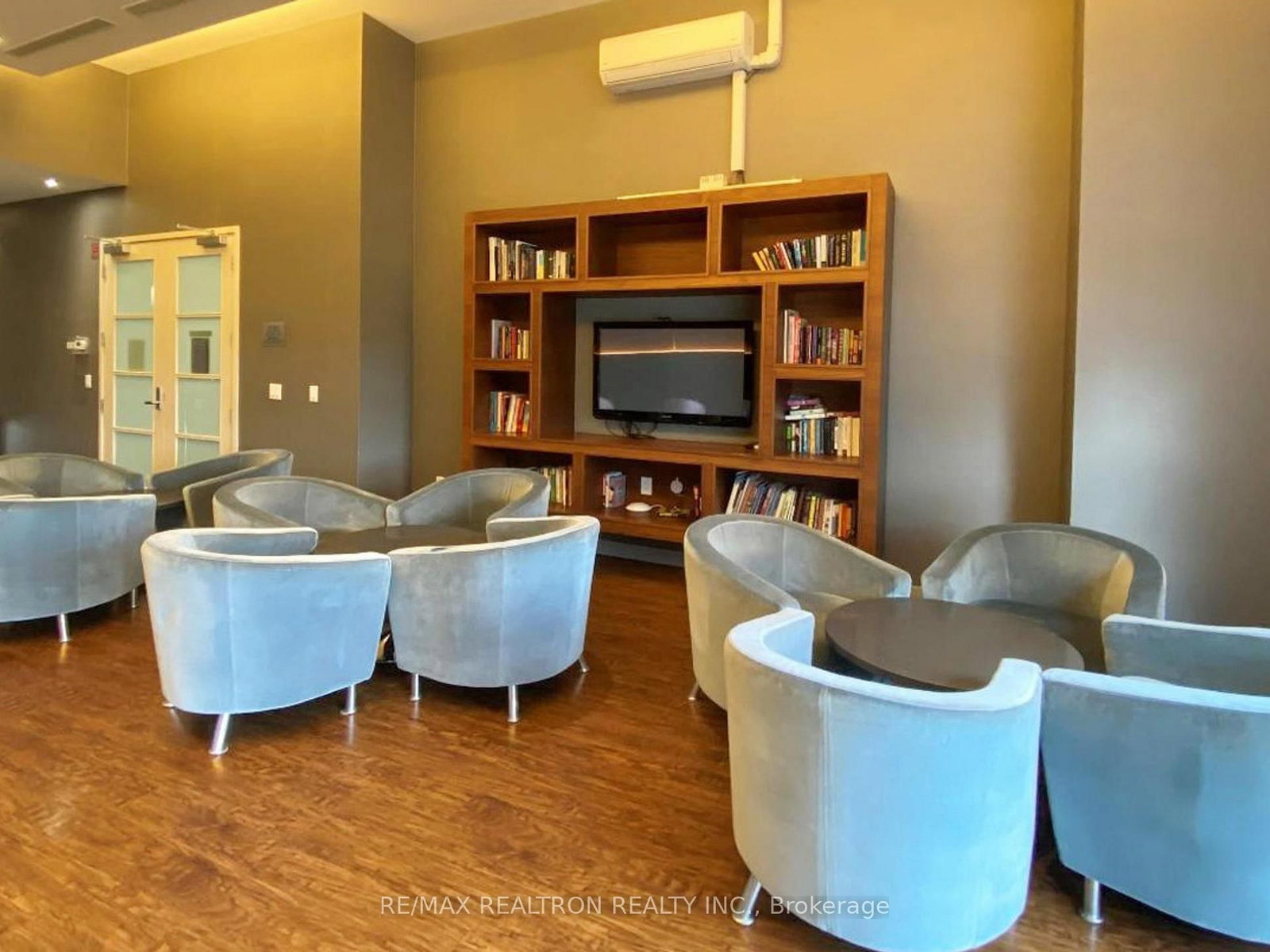 15 Singer Court, Unit Ph06 - Photo 36