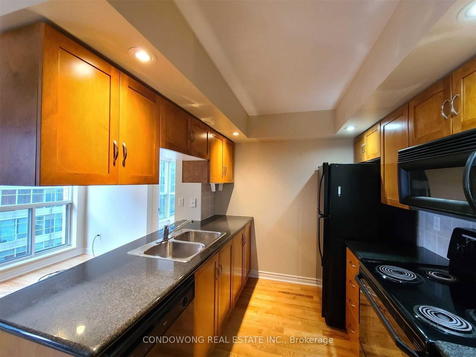 270 Wellington Street W, Unit 819 - Photo 2