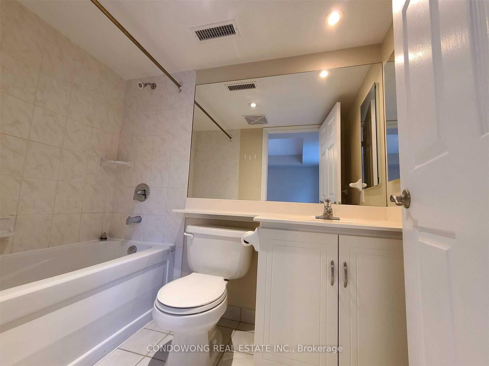 270 Wellington Street W, Unit 819 - Photo 4