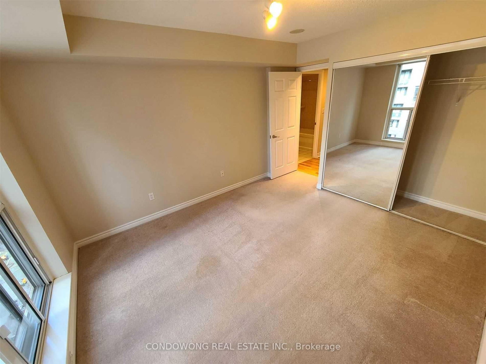 270 Wellington Street W, Unit 819 - Photo 5