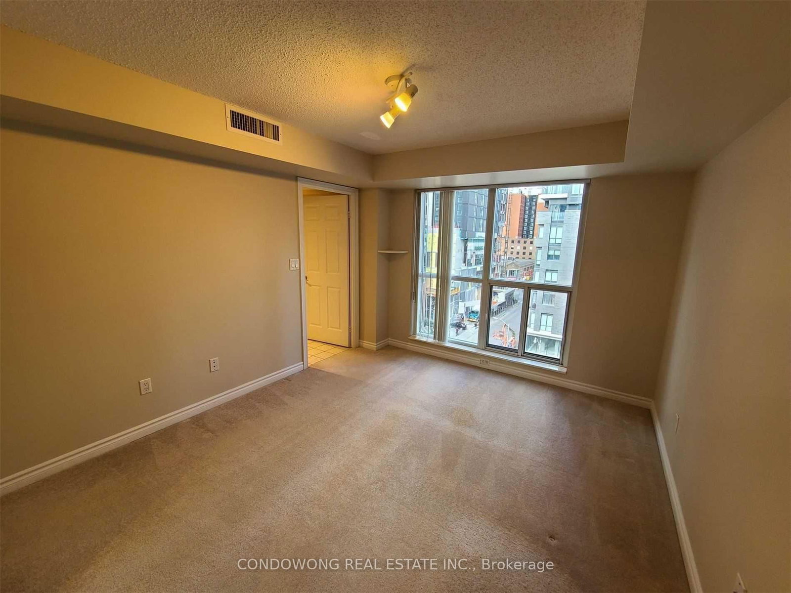 270 Wellington Street W, Unit 819 - Photo 6