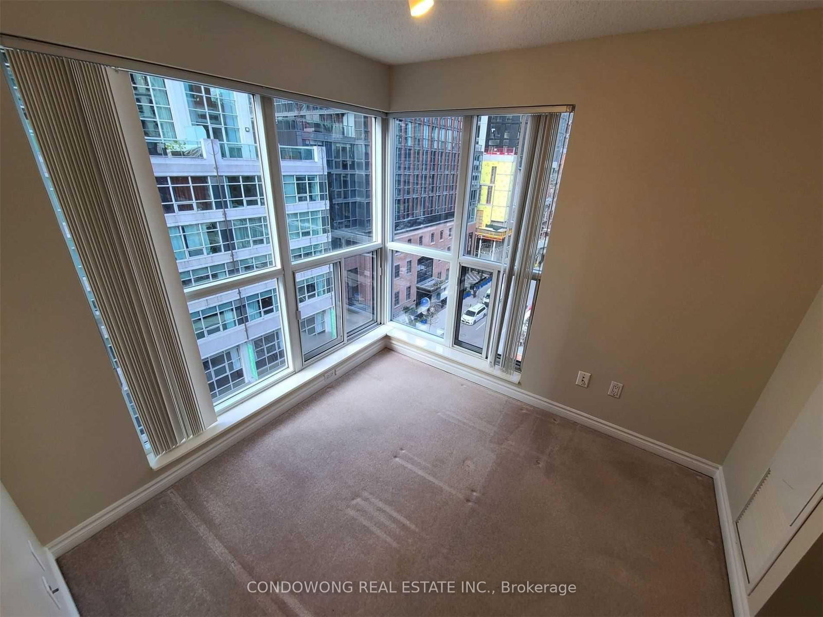 270 Wellington Street W, Unit 819 - Photo 8