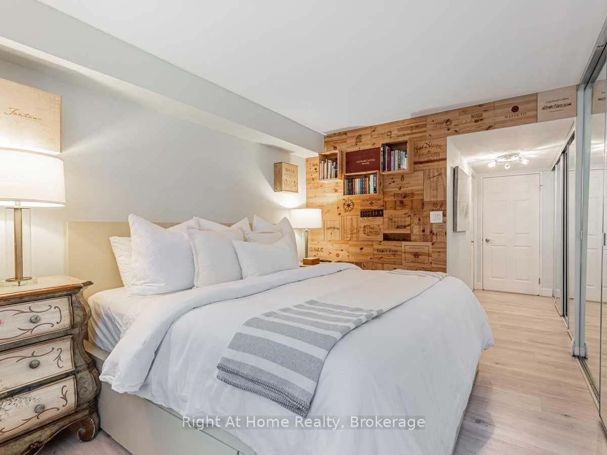 24 Wellesley Street W, Unit 513 - Photo 27