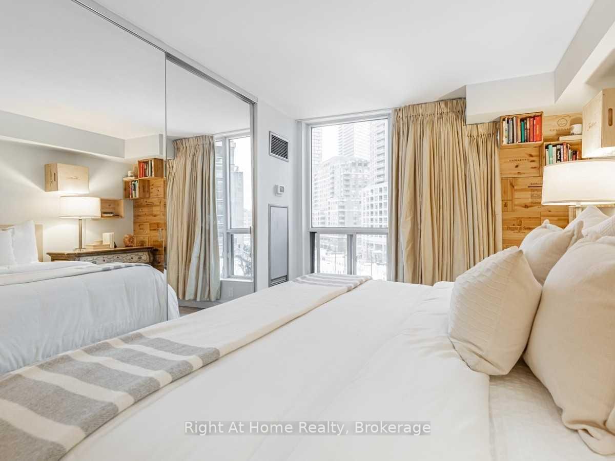 24 Wellesley Street W, Unit 513 - Photo 28