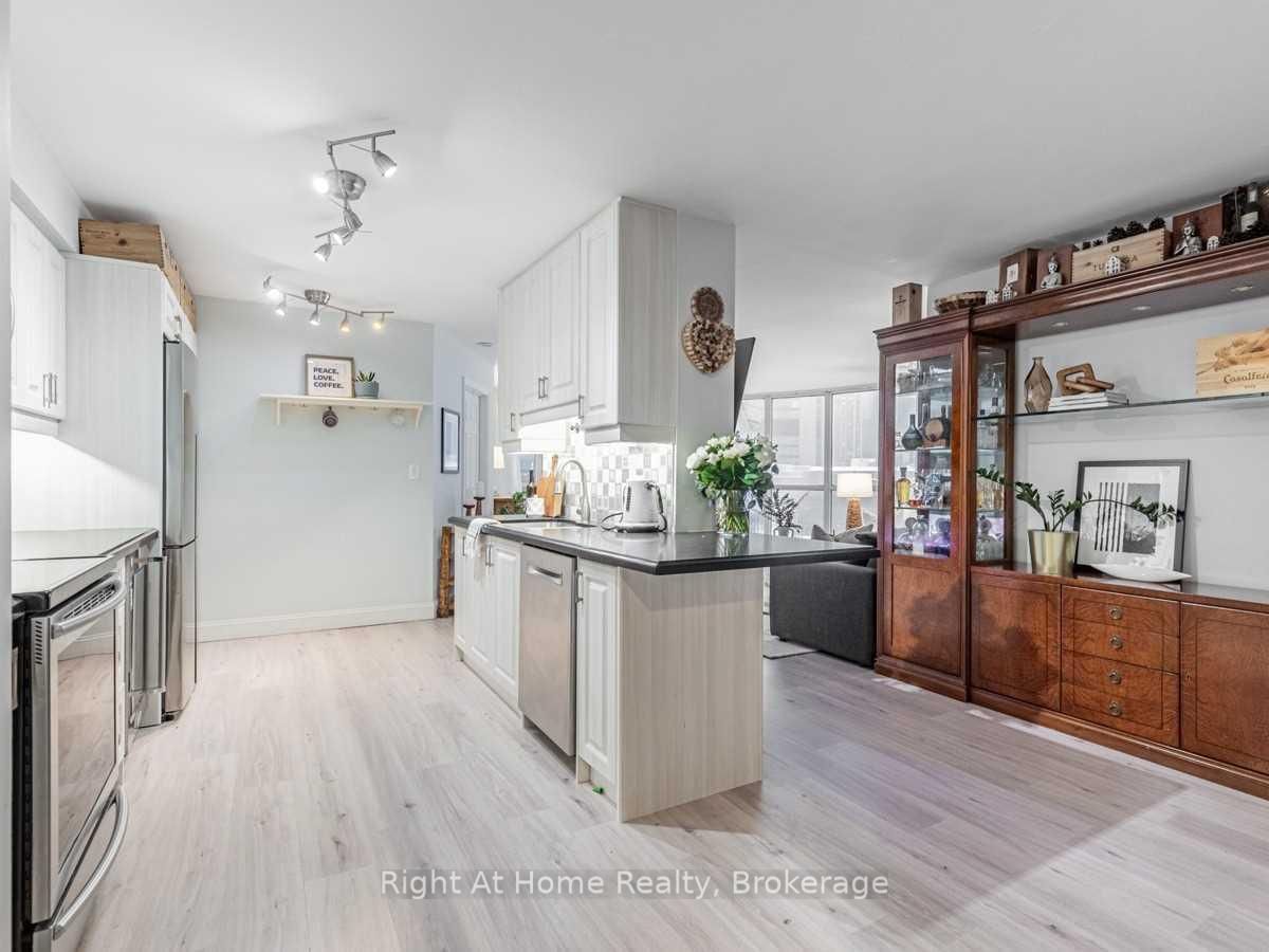 24 Wellesley Street W, Unit 513 - Photo 8