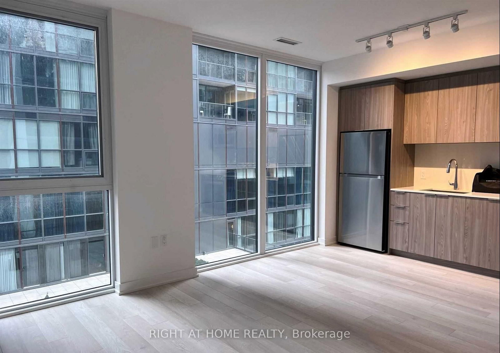 357 King Street W, Unit 708 - Photo 4