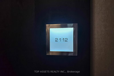 2112-770 Bay Street, Toronto, Ontario image-0-3