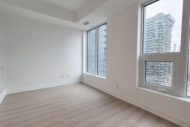 1816 - 100 Queen Street E