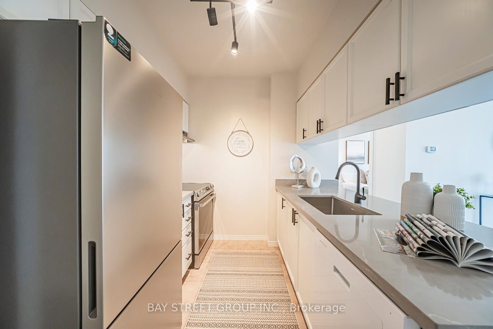 889 Bay Street, Unit 713 - Photo 8