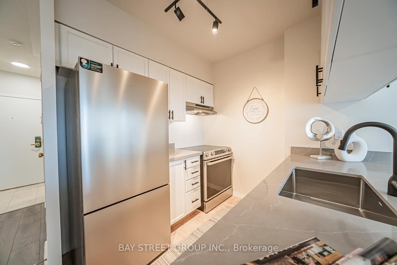 889 Bay Street, Unit 713 - Photo 9