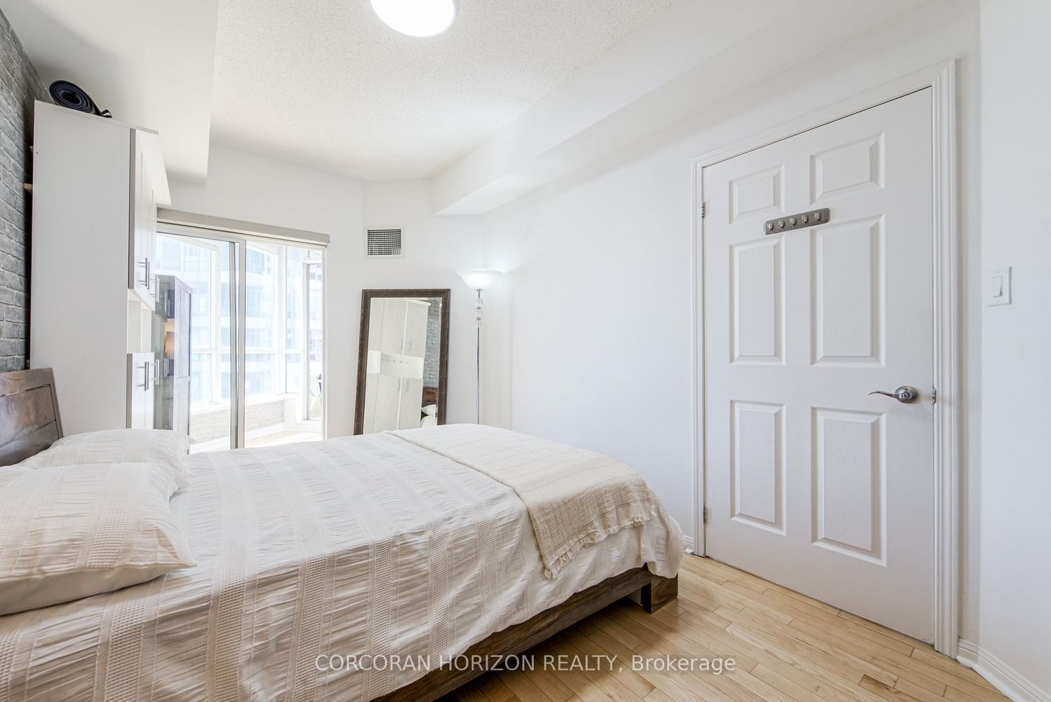 228 Queens Quay W, Unit 2009 - Photo 14