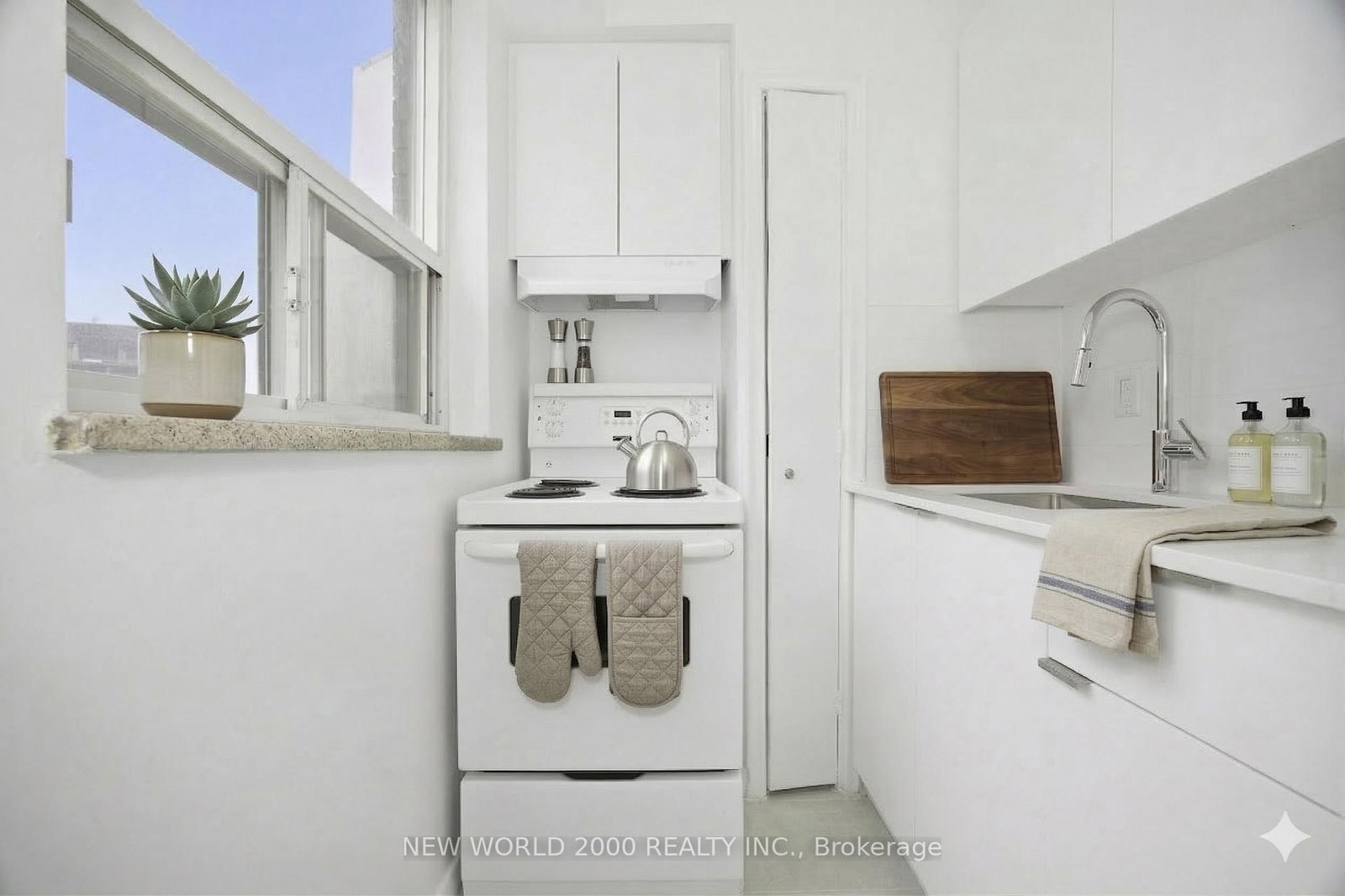 88 Bernard Avenue, Unit 1007 - Photo 2