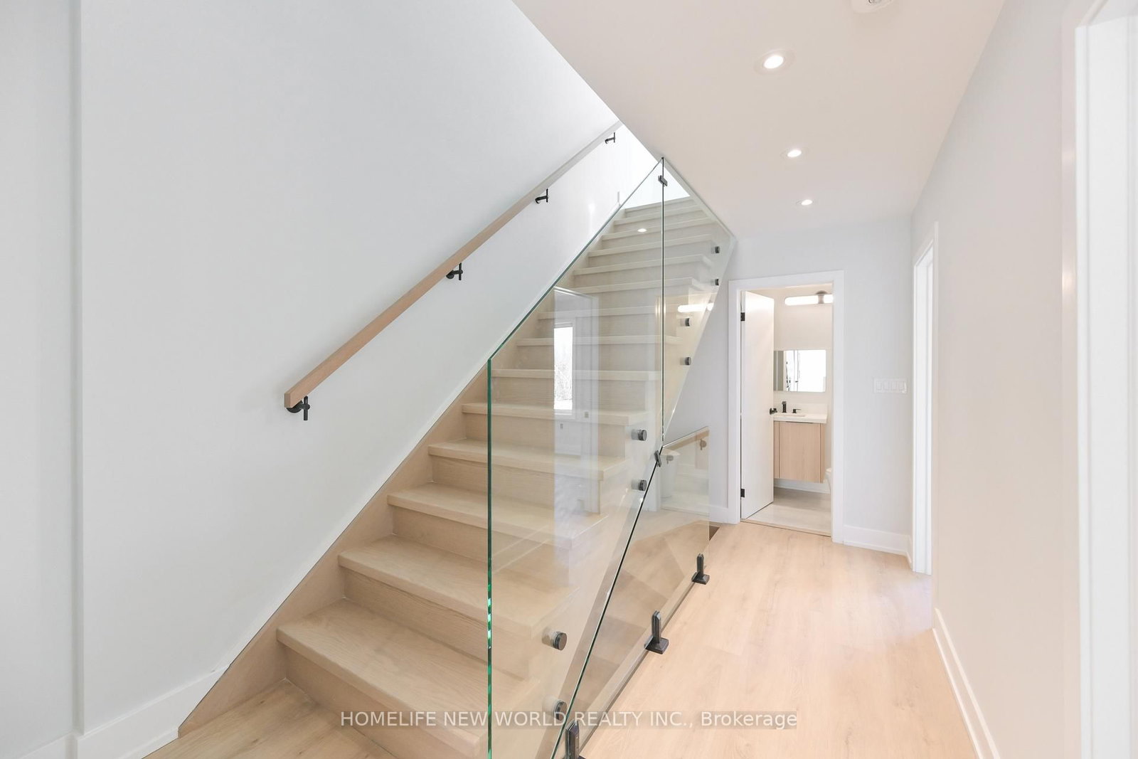 997 Dufferin Street, Unit Upper - Photo 17